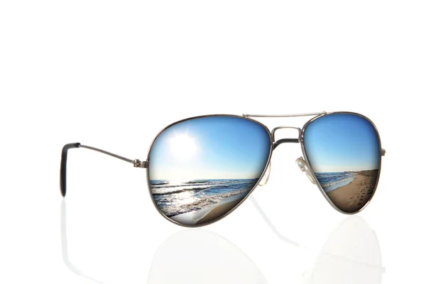 Солнечные очки с отражением на пляже и море над белым — стоковое фото