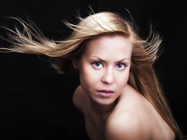 Bella donna con i capelli magnifici — Foto Stock