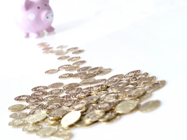 Muitas das moedas de ouro fazendo caminho curvo — Fotografia de Stock