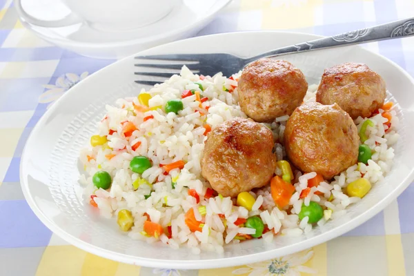 Meatballs with rice and vegetables — Stock Photo, Image