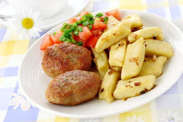 Vlees schnitzels met aardappel knoedels — Stockfoto