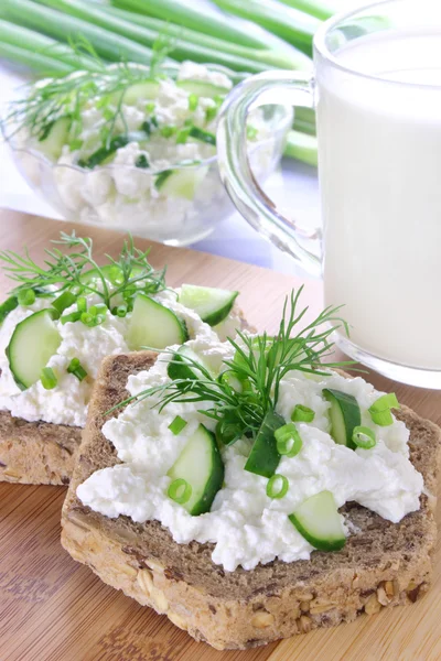 Sandwich with cottage cheese, cucumber and chives — Stock Photo, Image