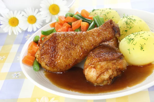 Πόδι κοτόπουλου με λαχανικά και σάλτσα — Φωτογραφία Αρχείου