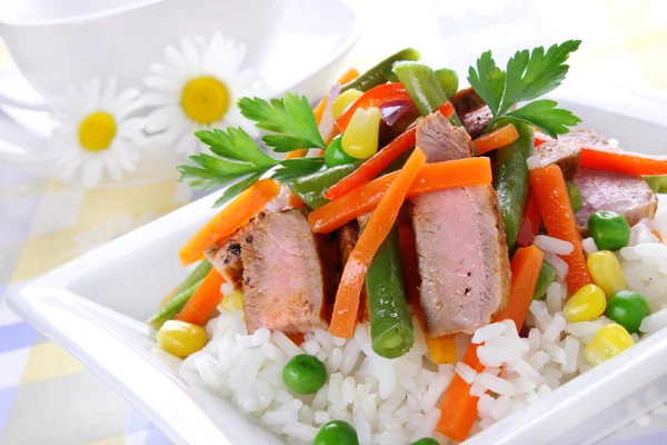 Ρύζι με το χοιρινό κρέας και τα λαχανικά — Φωτογραφία Αρχείου