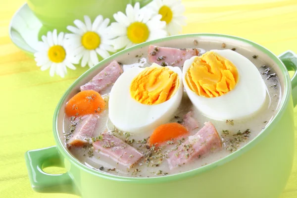 Sopa azeda deliciosa com ovo — Fotografia de Stock