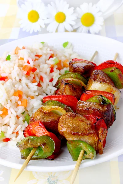 Fried skewers with rice — Stock Photo, Image