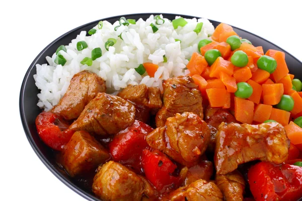 Dušené vepřové maso s rýží a zeleninou — Stock fotografie