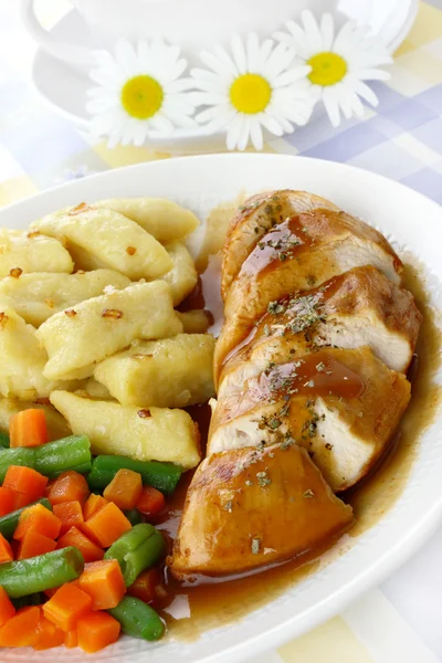 Peito de frango com bolinhos de batata — Fotografia de Stock