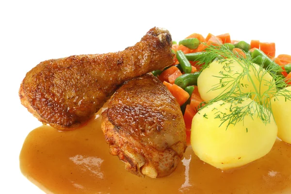 Куриная ножка с овощами и соусом — стоковое фото