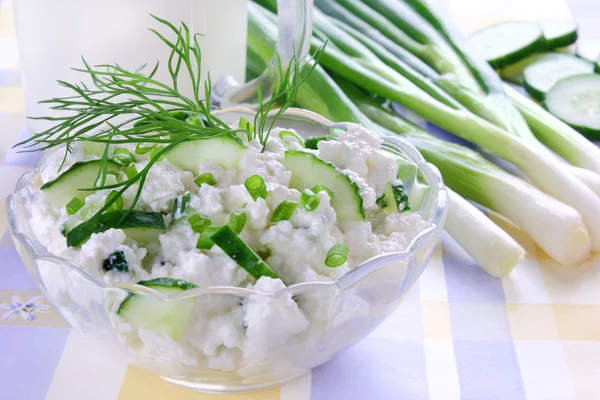 Süzme peynir ile salatalık, chives ve dereotu — Stok fotoğraf