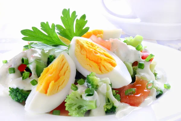Salat mit Brokkoli, Tomaten, Ei und Knoblauchsoße — Stockfoto