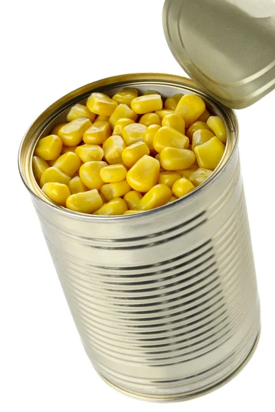 Öppna plåtburk majs isolerad på en vit bakgrund — Stockfoto