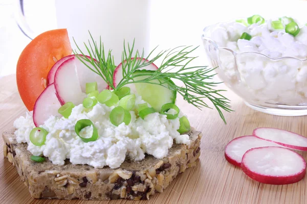 Sandwich mit Quark, Gurken, Rettich und Tomaten — Stockfoto