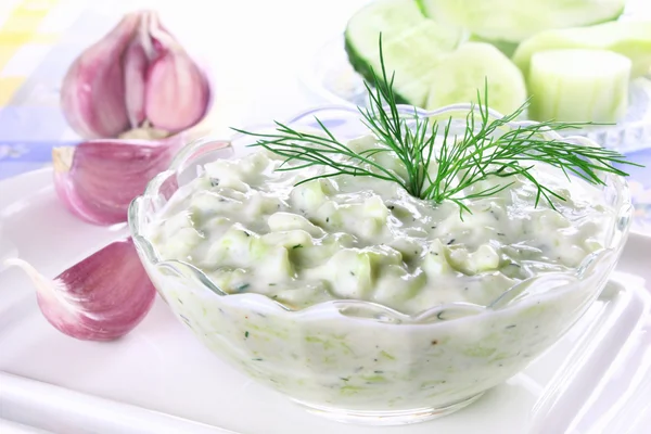 Salatalık, yoğurt ve sarımsak ile Yunan DIP — Stok fotoğraf