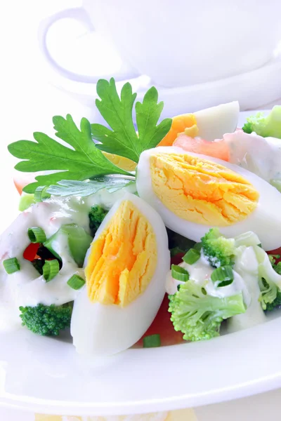 stock image Salad with broccoli, tomato, egg and garlic sauce