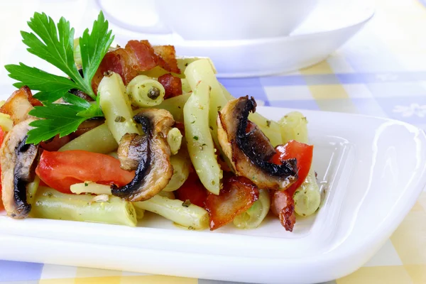 Feijão de corda amarela com bacon, cogumelos e tomate — Fotografia de Stock