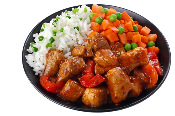 Тушеная свинина с рисом и овощами — стоковое фото