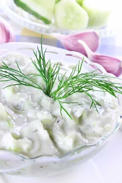 Trempette grecque au concombre, yaourt et ail — Photo