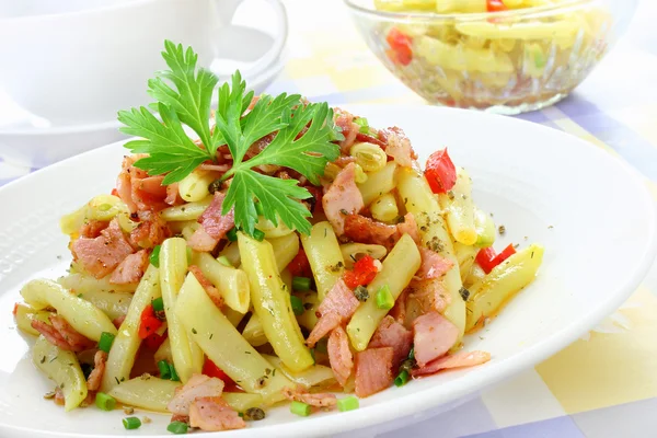 Yellow string beans with ham and paprika — Stock Photo, Image