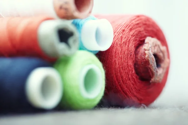 Carretes de coser — Foto de Stock