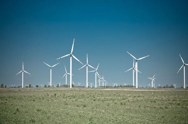 Windkraftanlage auf ländlichem Gelände — Stockfoto