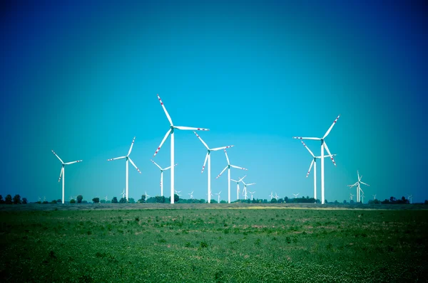 農村部の地形上の風力タービン — ストック写真