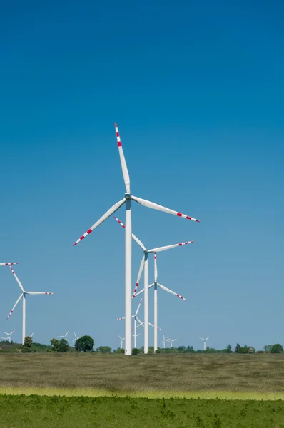 Turbinen vindkraftpark på landsbygden terräng — Stockfoto