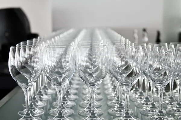 たくさんのワイングラスが並んでいます。 — ストック写真