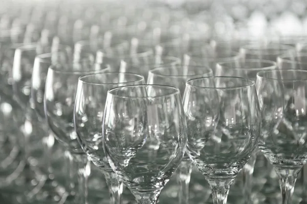 たくさんのワイングラスが並んでいます。 — ストック写真