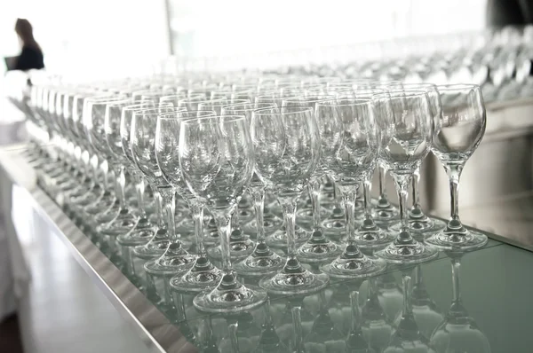 Un sacco di bicchieri da vino sul bancone — Foto Stock