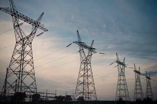 Lijn van de macht van de transmissie in zonsondergang — Stockfoto
