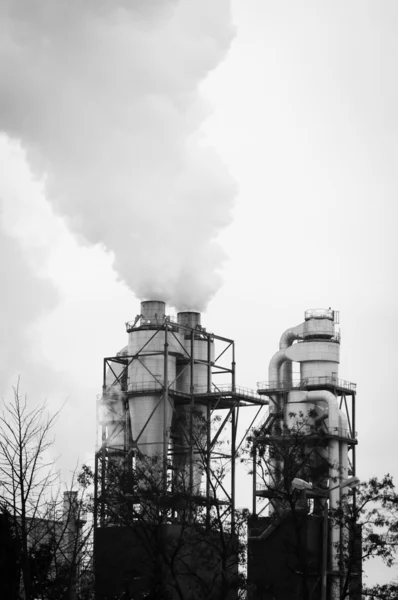 汚れた煙および汚染の化学工場で生産 — ストック写真