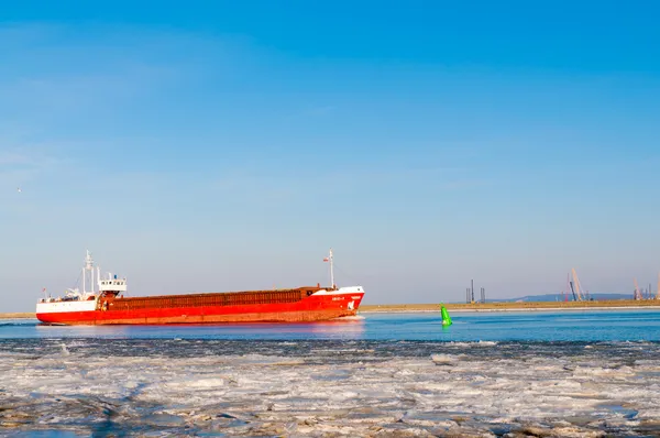 Grande nave portacontainer che entra nel porto — Foto Stock
