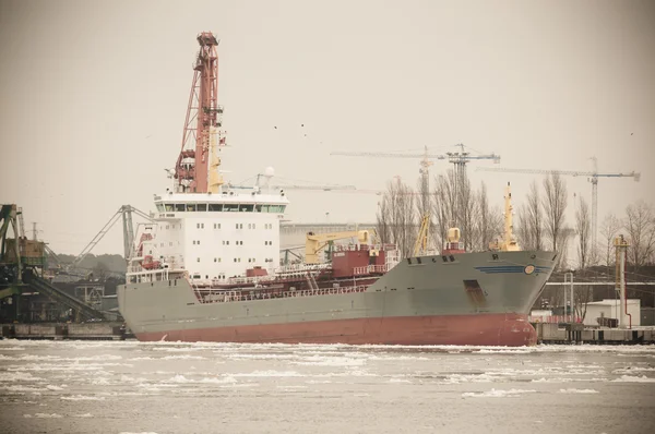 Groot vrachtschip aan de kade in de haven — Stockfoto