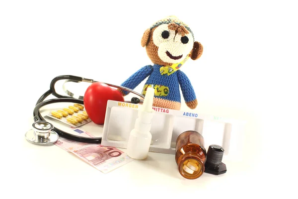 Kinderarzt mit Stethoskop und Affe — Stockfoto
