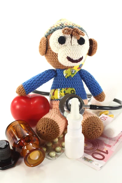 かぎ針編みの猿と小児科医 — ストック写真