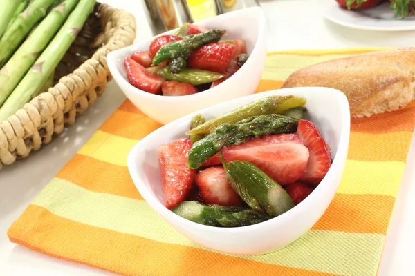 Färsk sparris sallad med jordgubbar — Stockfoto