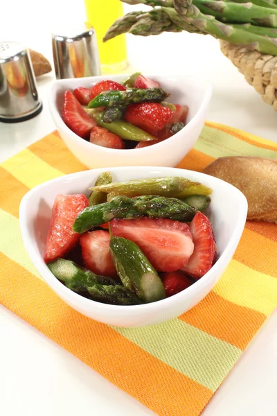 Sparris sallad med färska jordgubbar — Stockfoto