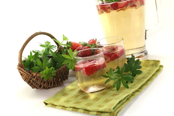 Fresh May wine with strawberries and woodruff — Stock Photo, Image
