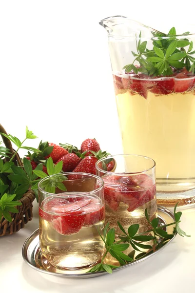 May wine with strawberries and woodruff — Stock Photo, Image