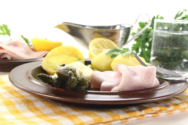 Asparagus with hollandaise sauce and cooked ham — Stock Photo, Image