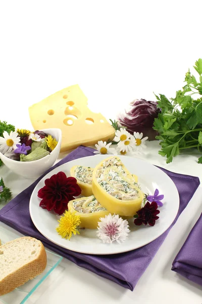 チーズロールの食用の花を持つ — ストック写真