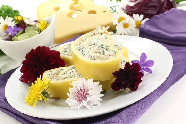 Rolos de queijo com salada de ervas selvagens — Fotografia de Stock