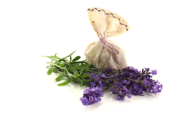Lavendel påse med blommor — Stockfoto