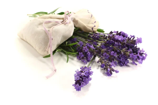 Лавандовый мешок с фиолетовыми цветами и листьями — стоковое фото