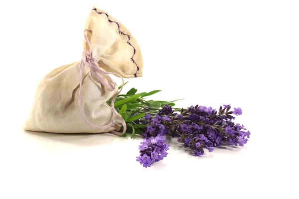 Lavendel tas met verse bloemen en bladeren — Stockfoto