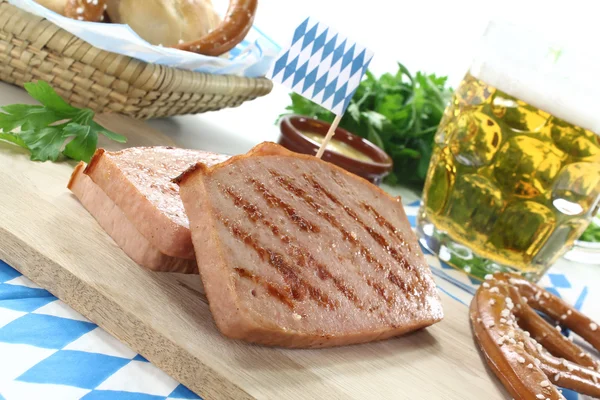 Sığır eti ve domuz eti somun kraker ile — Stok fotoğraf