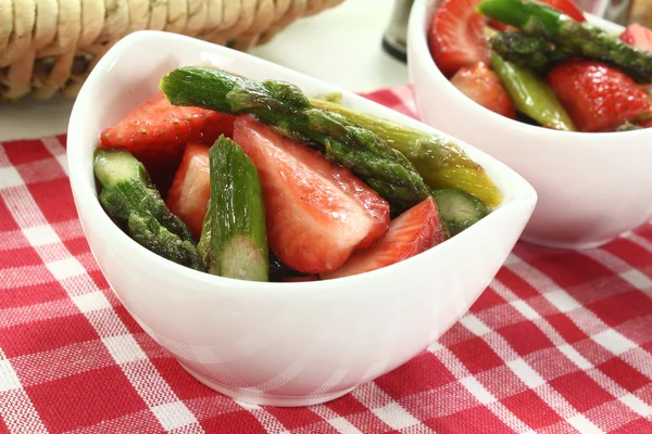 Spargelsalat mit Erdbeeren — Stockfoto
