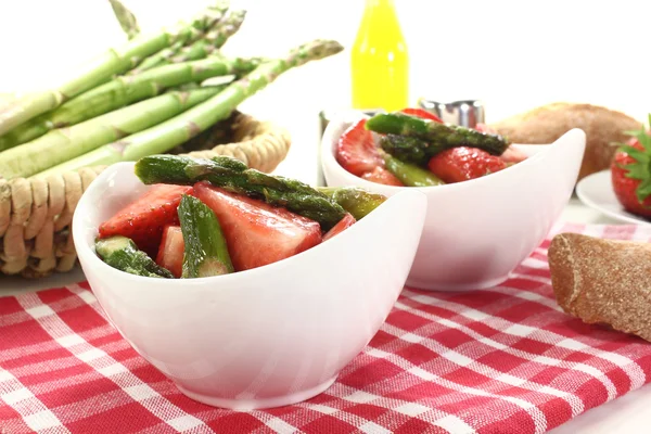 Asparagus lettuce with fresh strawberries — Stock Photo, Image