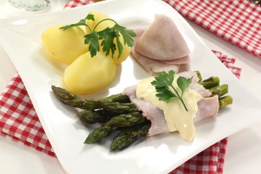 hollandaise sos ve jambon ile kuşkonmaz